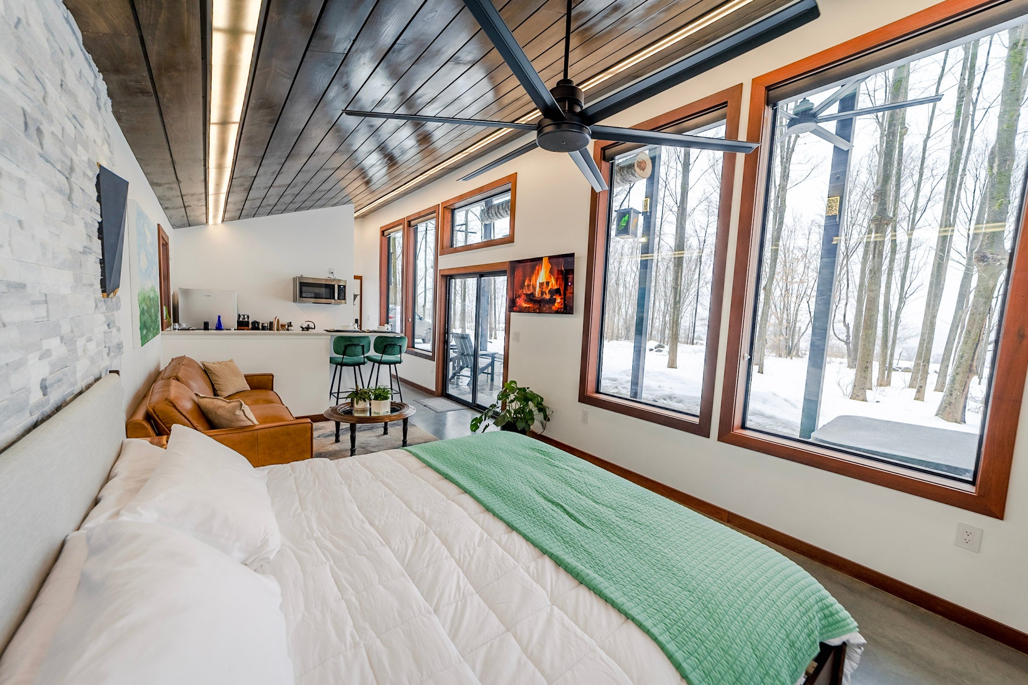 Hickory Outlook - Luxurious Getaway for Couples with Sauna and Hot Tub
