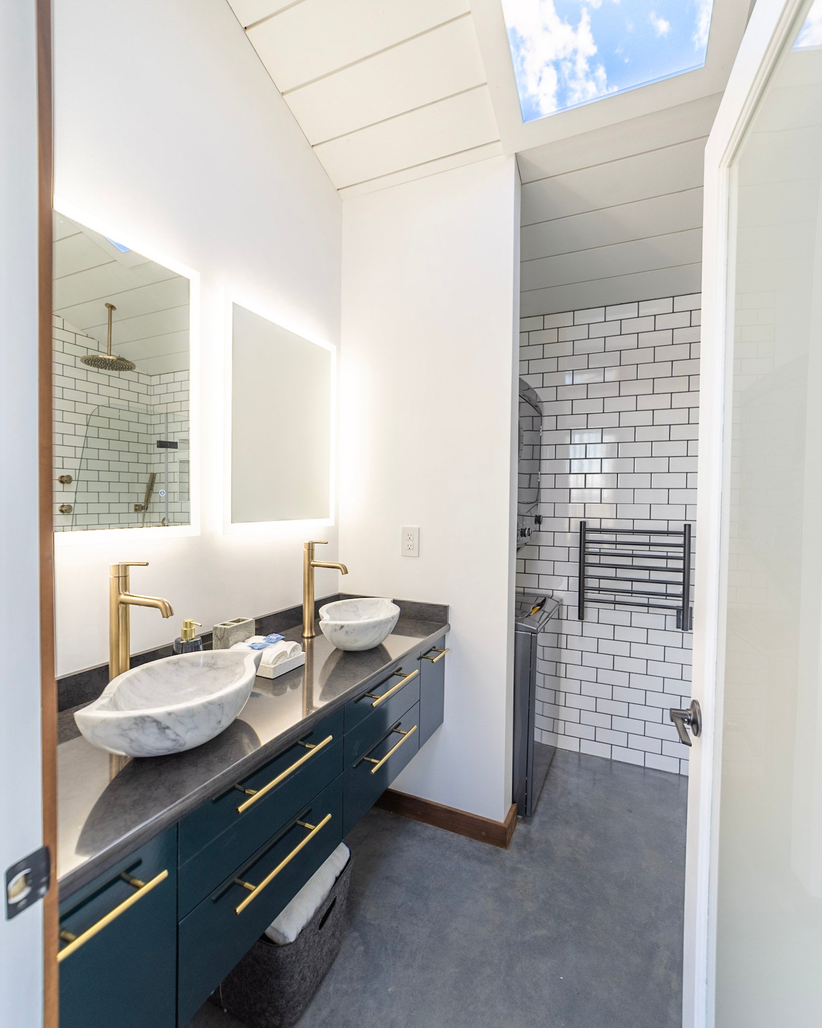 Hickory Outlook - Luxurious Getaway for Couples with Sauna and Hot Tub