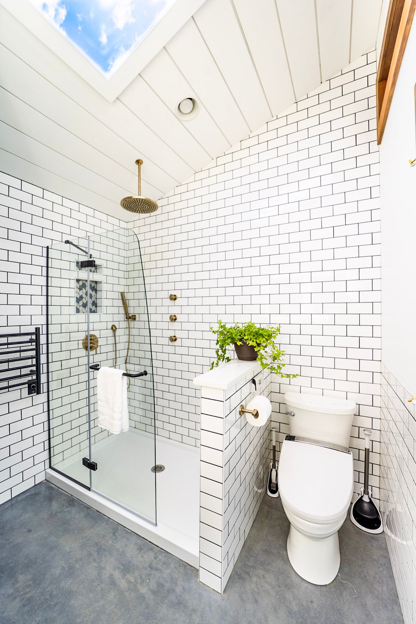 [Hickory Outlook] The bathroom