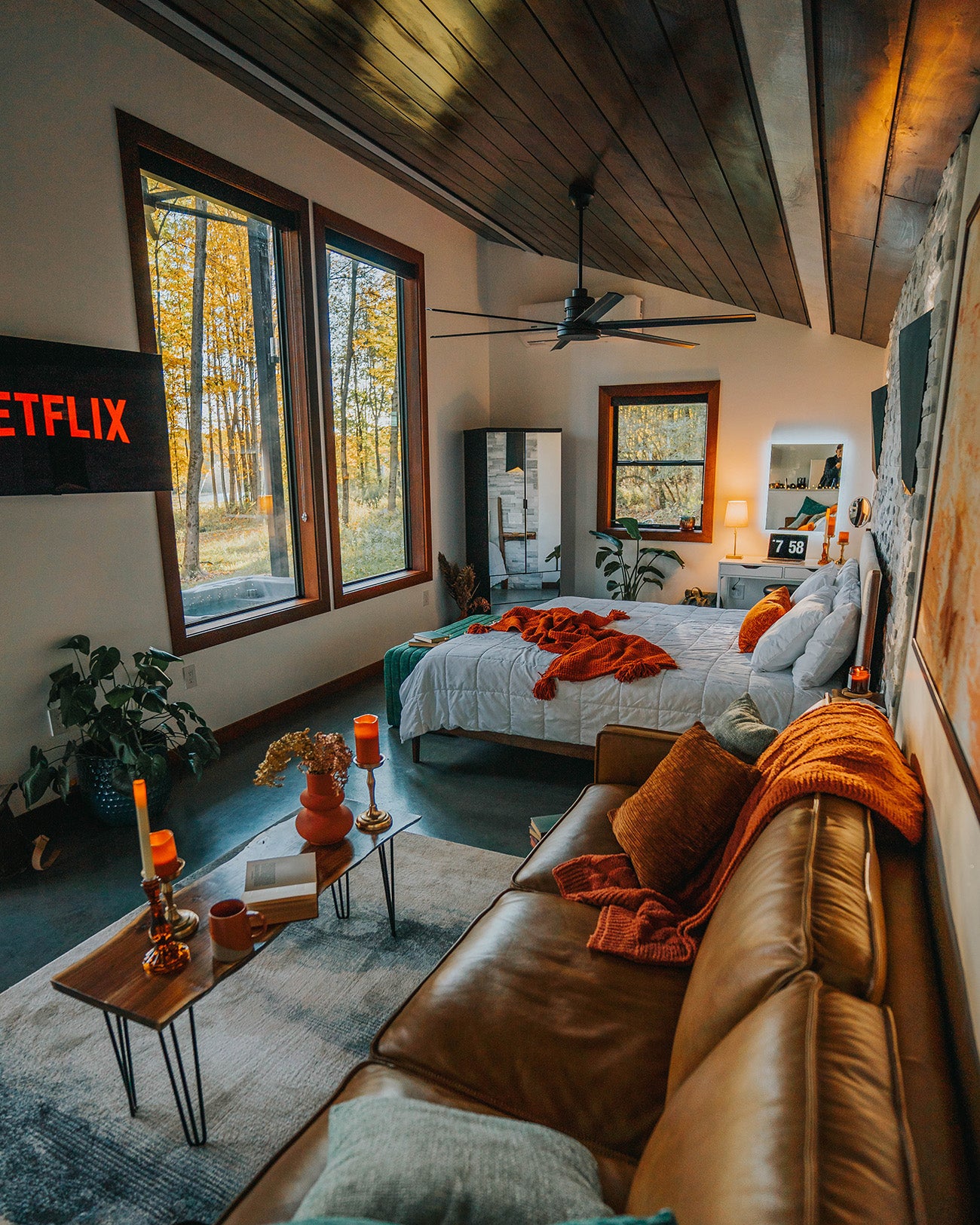 [Bedroom] slidertag;Bedroom;Relax & unwind. Featuring a king bed & comfy lounge area. 