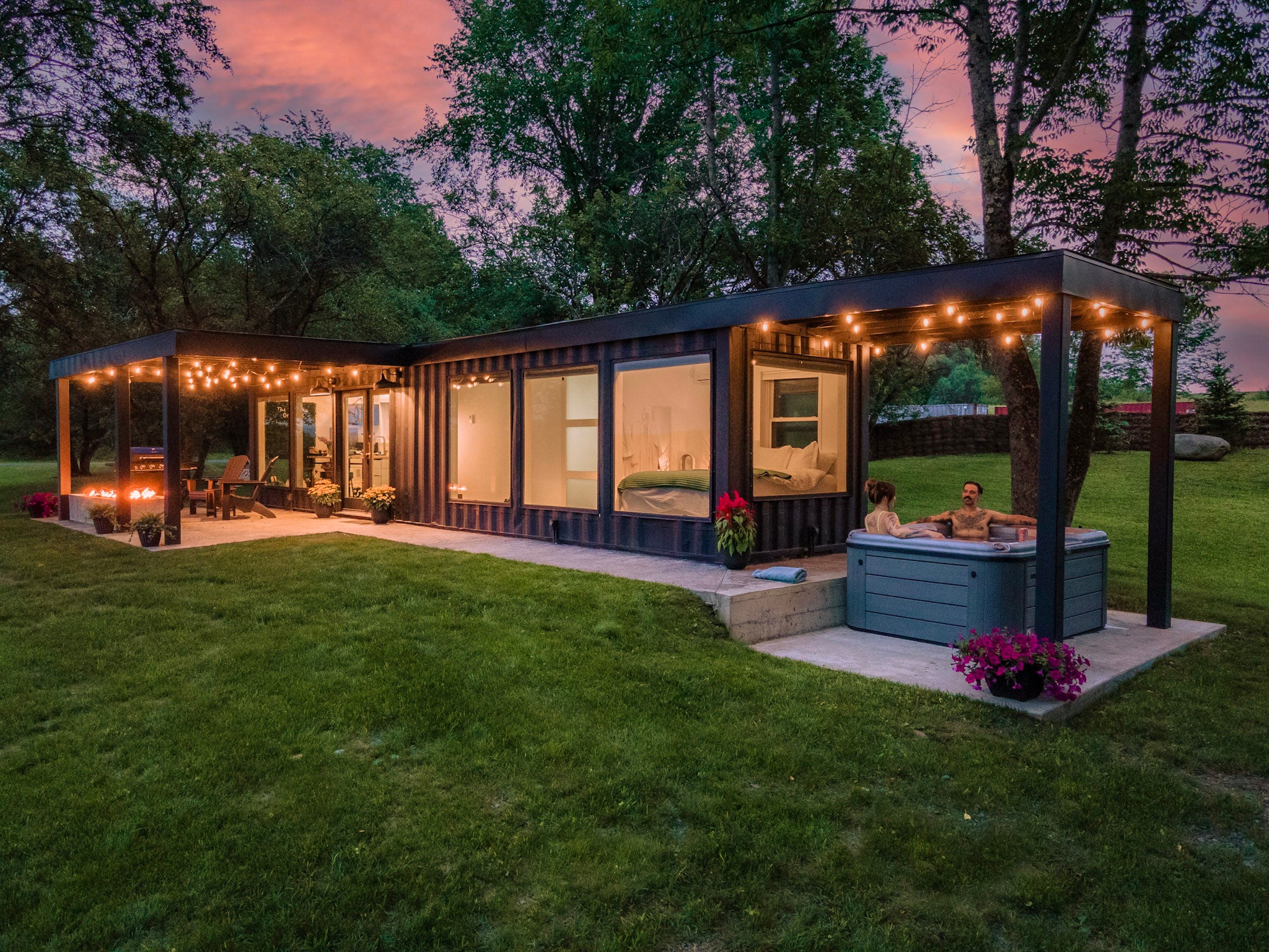Scenic Orchard - Luxurious Getaway with Hot Tub & Beautiful Views